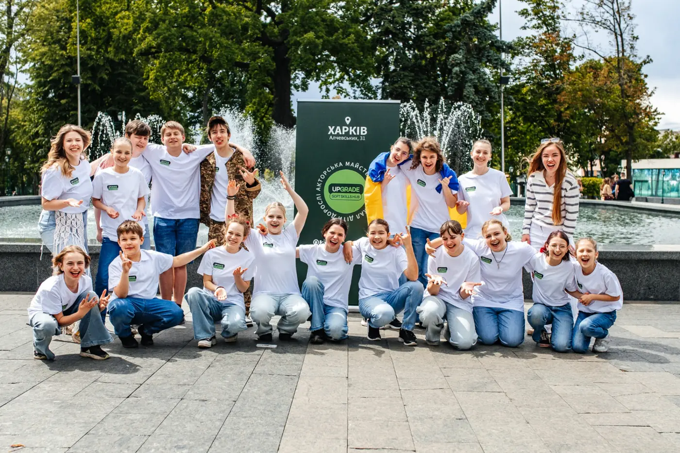Команда Upgrade біля фонтану в Харкові
